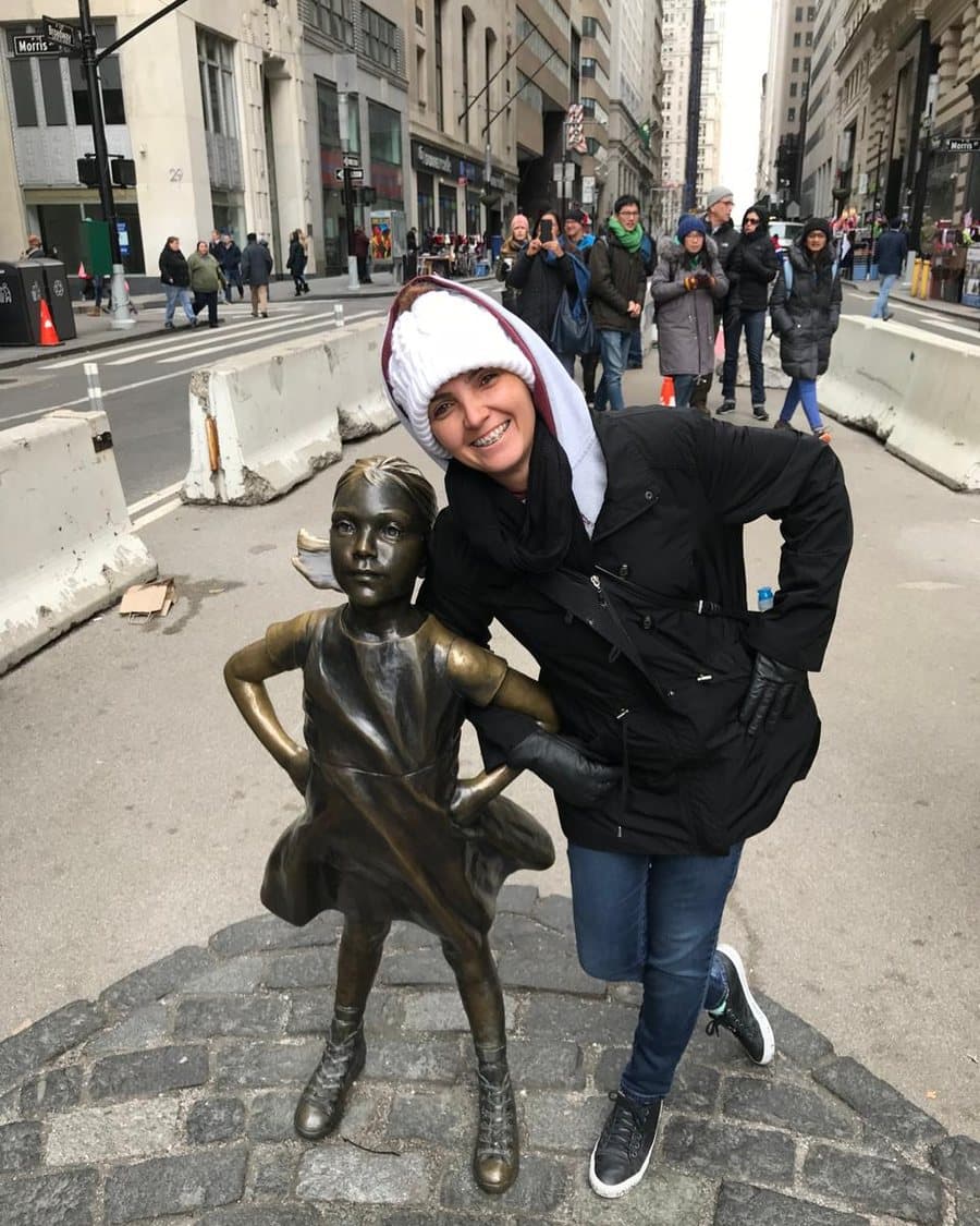 Virgínia ao lado da estátua Fearless Girl, em Nova York
