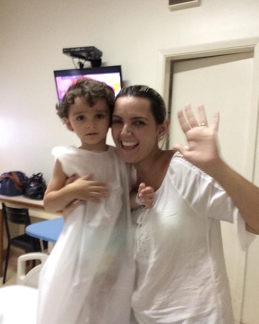 Virgínia com uma de suas filhas no colo